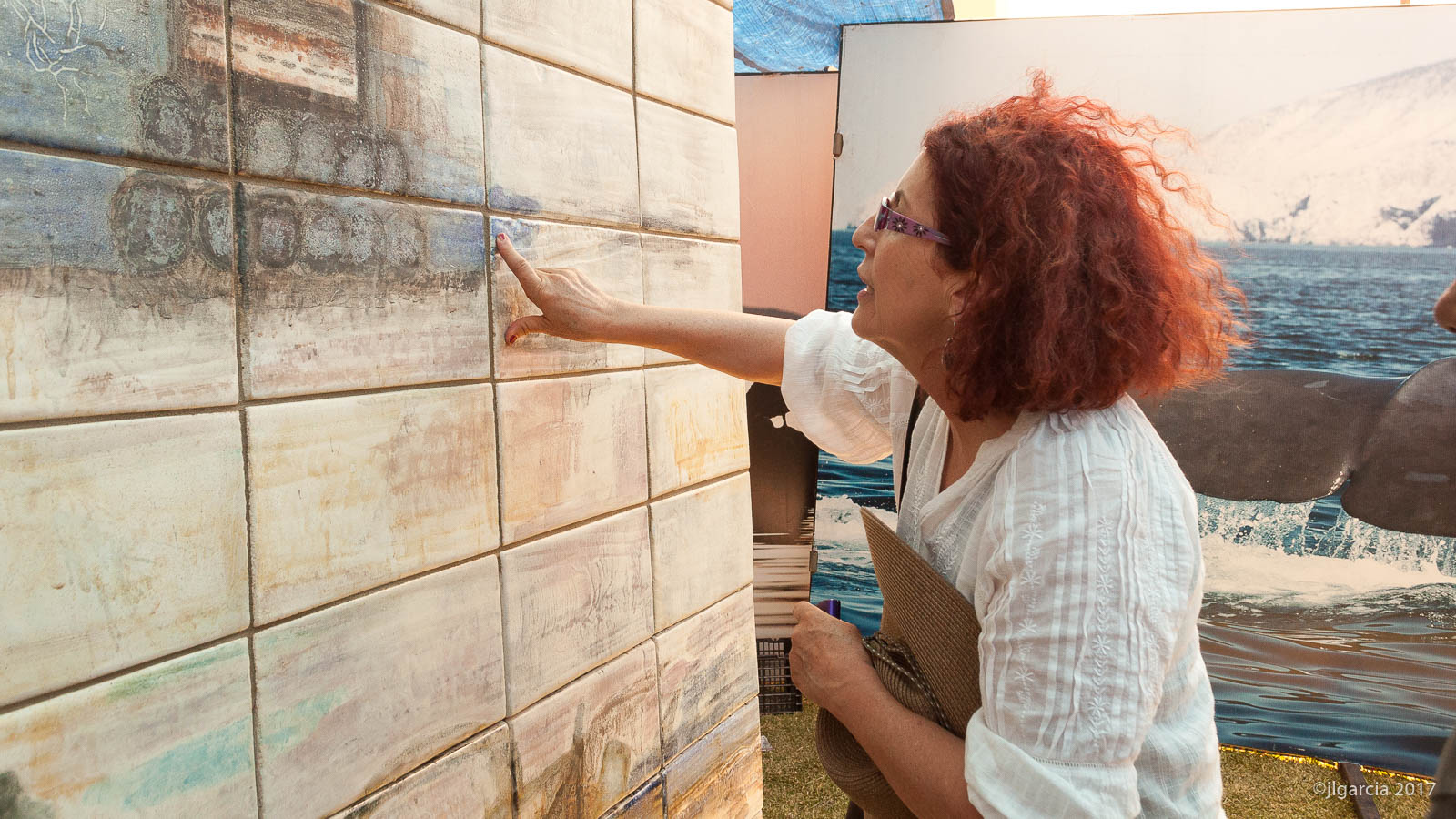 Estela revisando la instalación del mural